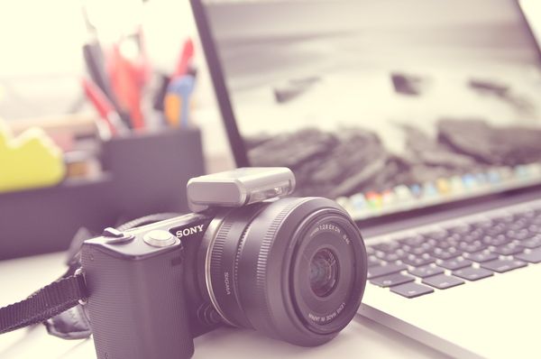Jakie akcesoria fotograficzne warto dokupić do profesjonalnego aparatu?